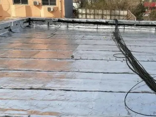 南通卫生间漏水维修公司分享下南通屋面楼顶防水刚性防水层施工要点。